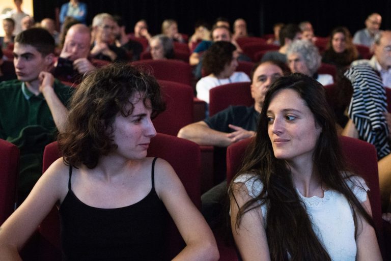 Alba Villarmea i Diana Mizrahi durant una sessió de la 27a Mostra Internacional de Films de Dones de Barcelona.