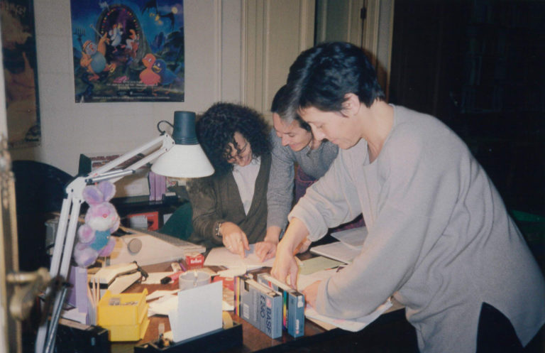 Lourdes Labara, Raquel Aranda i Anna Solà a l'oficina del carrer València