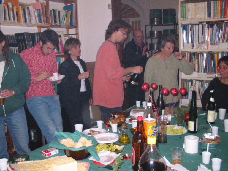 Mireia Gascón, Lope Serrano, Pau Roig, Marta Selva i Araceli Rilova a l'oficina del carrer València celebrant el nadal de 2002